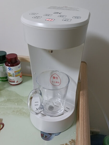 英国众肯即热式饮水机家用小型台式烧水机电热开水壶会不会一股塑料味？出水量怎么样？