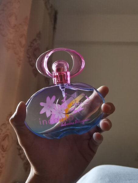 菲拉格慕梦中彩虹淡香水30ml女士香水真的是洗头水的味道？