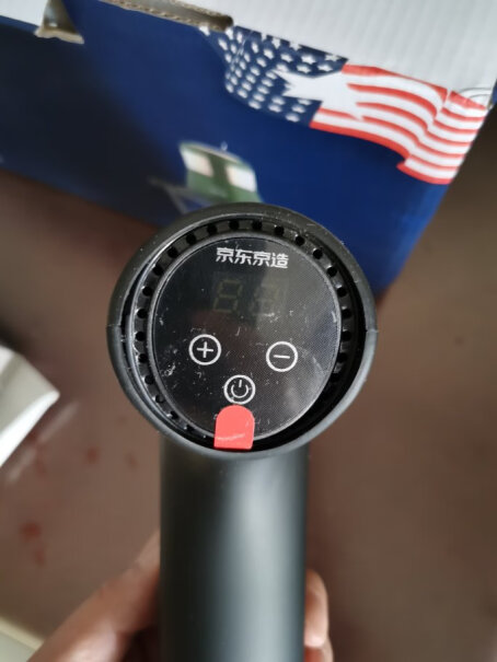 京东京造运动筋膜枪充电器有几种指示灯，刚插上是红色的，充了快两个小时，半红不绿的也不知道是充满了没？