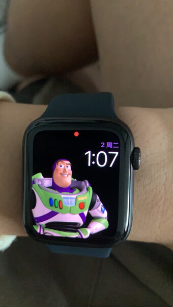 Apple Watch SE 智能手表 GPS款 40毫米米金色铝金属表壳 星光色运动型表带MKQ0电池能用多久？