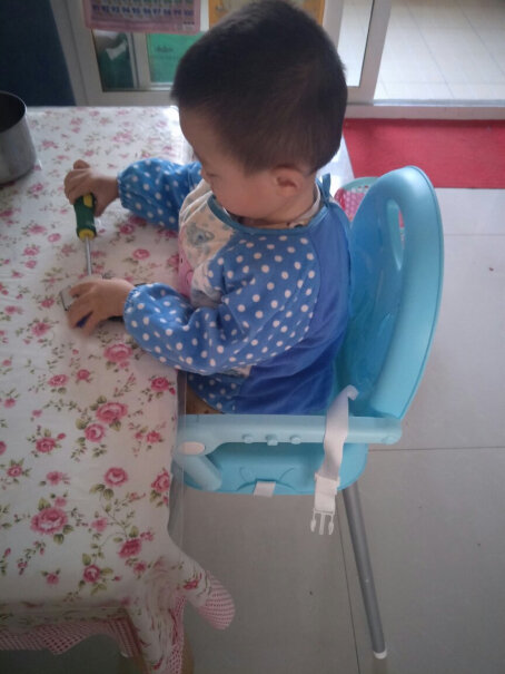 Tobaby儿童餐椅宝宝饭桌高低调节拼接请问这个餐椅多大宝宝可以坐？