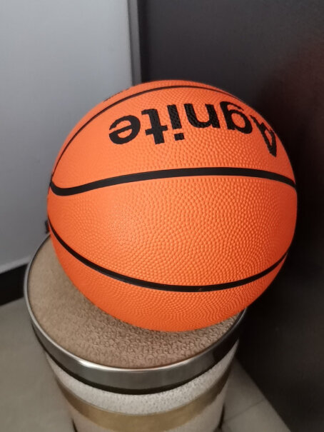 得力deli比赛训练篮球7号标准成人比赛可用篮球这球是橡胶制品，有味道吗？因给小孩玩！