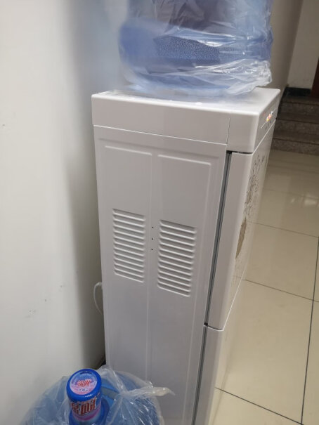美的饮水机家用办公立式柜式温热饮水器YR1226S-W亲，这款饮水机可以放桶装水吗？