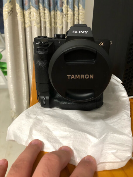 腾龙F051 24mm微距广角定焦镜头上稳定器拍视频的话 选35 2.8还是这个呢？