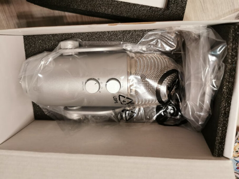 罗技Blue Yeti Nano麦克风请问这款麦克风连接苹果手机以后耳返有声音吗？能监听嘛？在线等！看到的朋友回复一下挺急的？