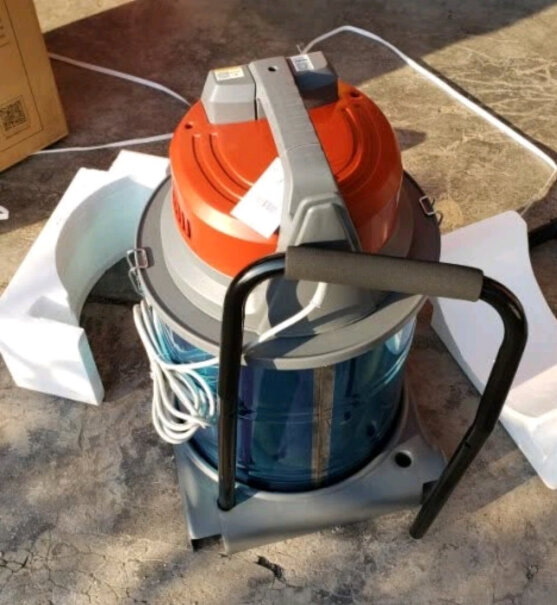 杰诺吸尘器干湿两用大功率工业大型桶式吸尘器桶身的颜色和图片一样吗？
