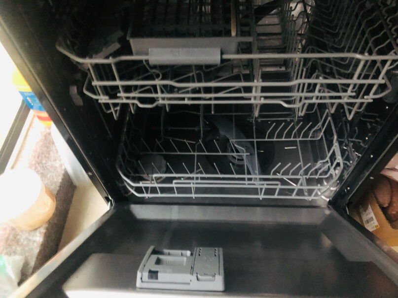海尔晶彩标致版洗碗机10套大容量嵌入式独立式强力重油洗请问大家买的洗碗机的门面板一摁会凹进去吗？