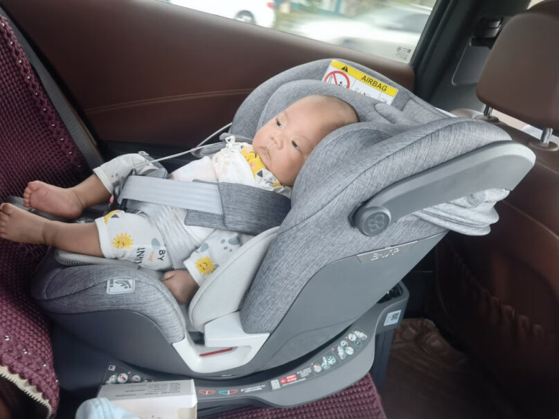 宝贝第一汽车儿童安全座椅isofix接口360°旋转3个月的坐上去是什么样呀？