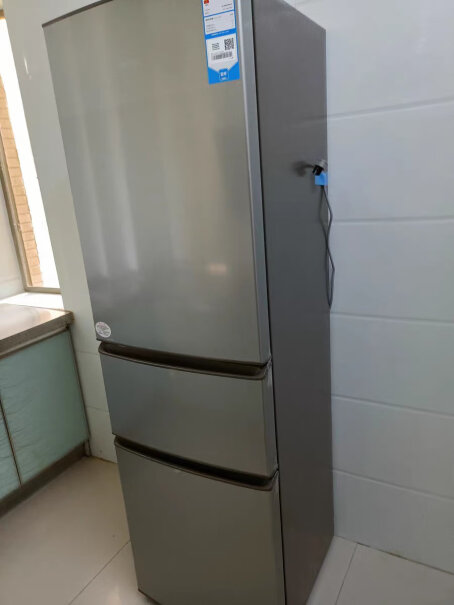 216升三门电冰箱小型家用中门软冷冻节能两侧面板大面积发热 摸着烫手？