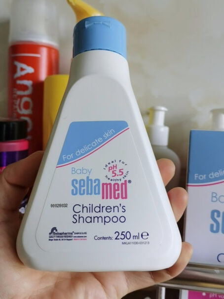 施巴Sebamed儿童洗发液250ml儿童婴儿宝宝洗发水请问朋友们，你们的洗发水开口处有塑封封口吗？还是打开盖子就可以挤出来了呢？250ml的，谢谢！