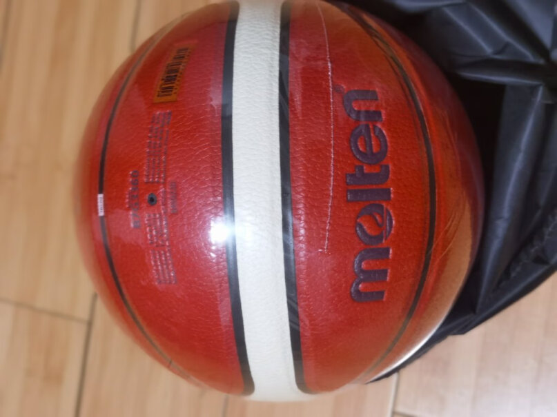 摩腾篮球世界杯复刻款7号PU通用篮球B7G3340-M9C这球表面滑吗？ 球表面是硬的还是软的？