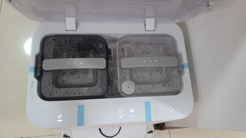 美的（Midea全能扫拖机器人W11会洗拖布自烘干请问各位，机器人自动注水孔周边会有水吗？打开盖子，发现集尘盒周边都是水，虽然不多，感觉糟心&hellip;&hellip;