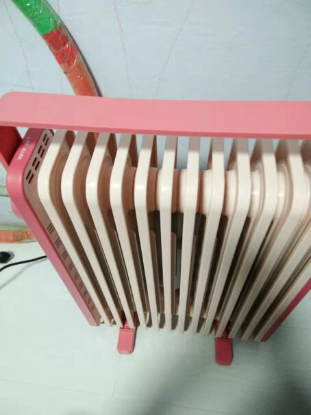 美的取暖器粉色有没有轮子？