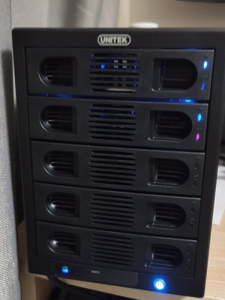 UNITEK硬盘柜5盘位RAID阵列Y-3359R这个硬盘盒的电源适配器使用的时候有蜂鸣是正常的吗？