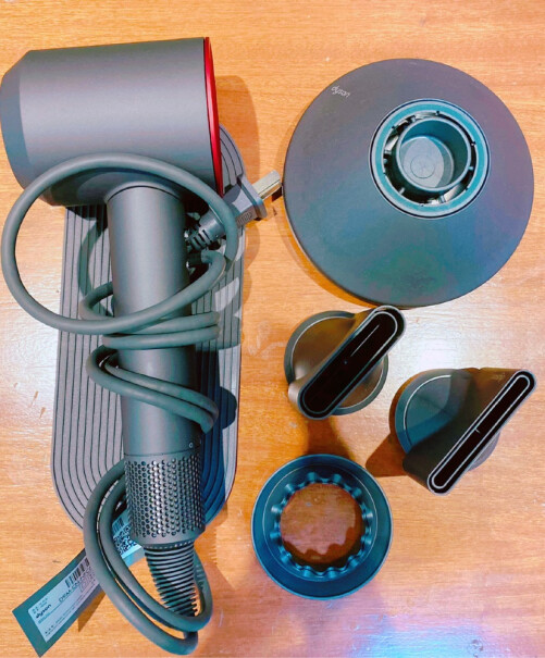 戴森Dyson HD03中国红吹风机用过的亲们，请问是正品吗？