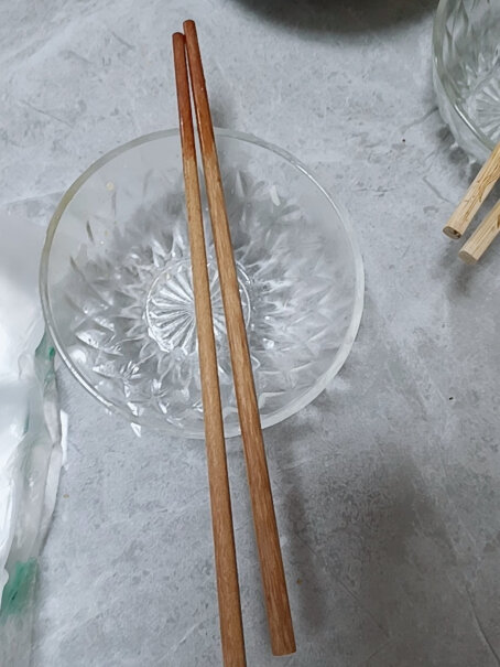 双枪筷子10双装原木铁木筷子家用实木筷子套装为什么我用热水煮会褪色？连碗都染色了？