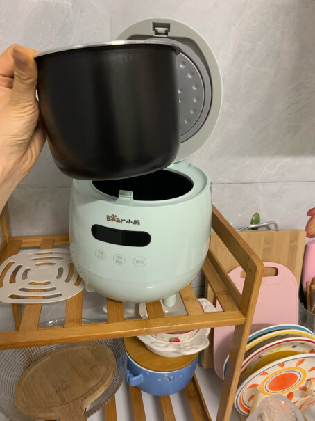 小熊电饭锅防溢迷你柴火米饭家用预约多功能设计了接蒸汽水的盒子吗？