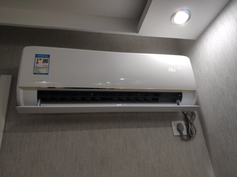华凌空调新一级请问大家安装时，空调内机能与墙壁贴合吗？