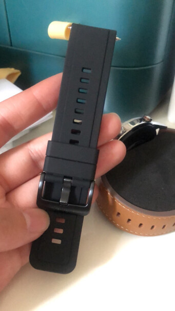 荣耀手表2 42mm 玛瑙黑黑色表盘容易掉漆吗？