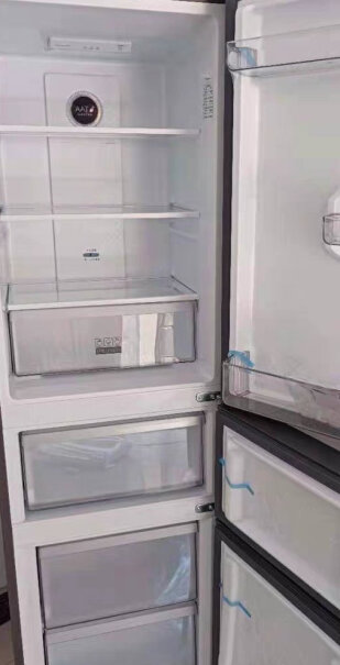 TCL256升请问大家的冰箱是不是有点往后倾斜，顶比底部离墙面近？