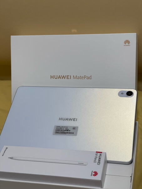 华为HUAWEI MatePad 11英寸（DBR-W10）问一下你们买的板子前置摄像头左边，有没有一个红色的圆点点？