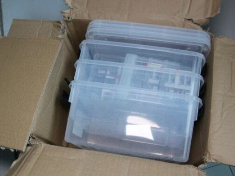 禧天龙透明收纳盒证件文具零件化妆品收纳箱衣服整理箱内衣玩具多用储物箱文件盒这个相同某花箱子的质量哪个好点？