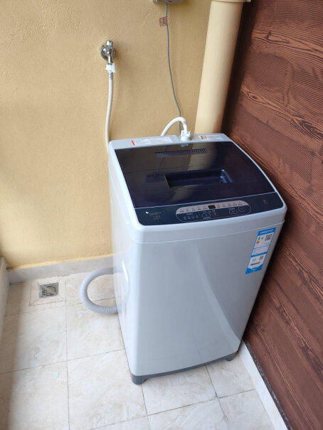 统帅海尔出品10KG波轮洗衣机全自动用买个底座吗？感觉排水管在地上与洗衣机平行，会存水排不净的。