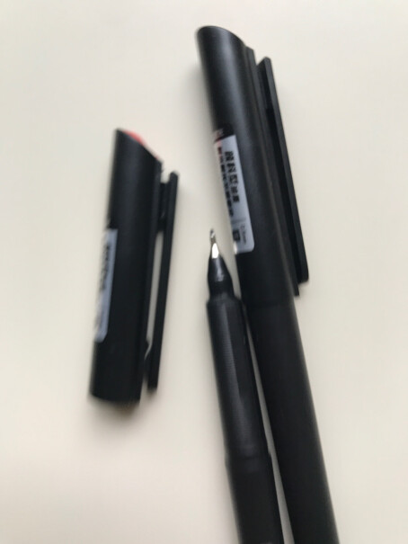 晨光M&G文具0.5mm黑色中性笔纤维头会议笔白色和黑色有什么区别呢？