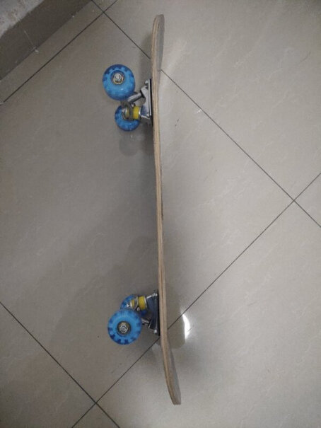 Angelamiao儿童滑板宝宝四轮双翘板买过的亲，滑板质量怎么样啊？材质好吗？