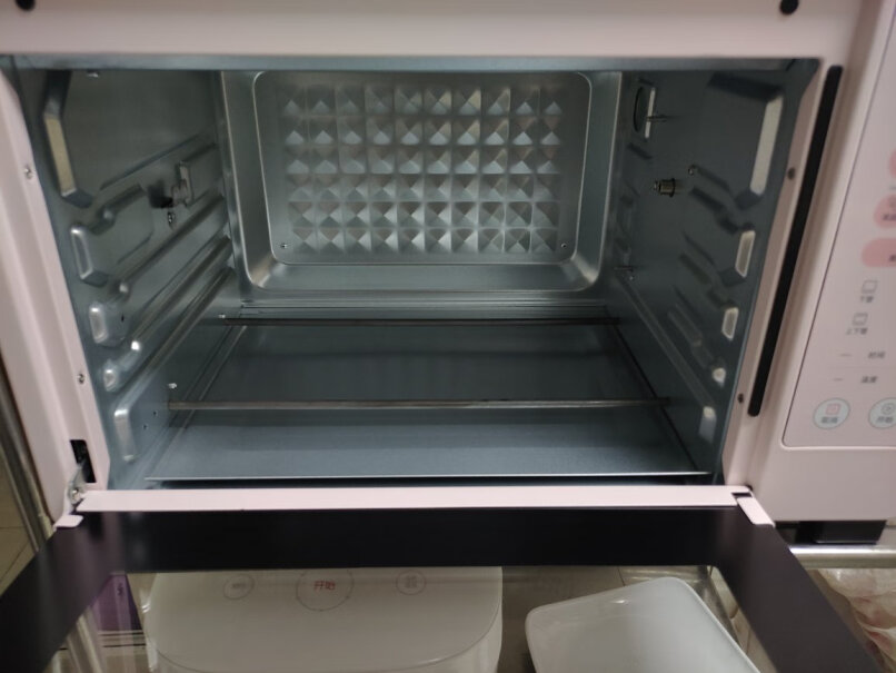 美的多功能烤箱上下四管独立控温加热的时候会有铁皮热胀冷缩砰砰的声音吗？
