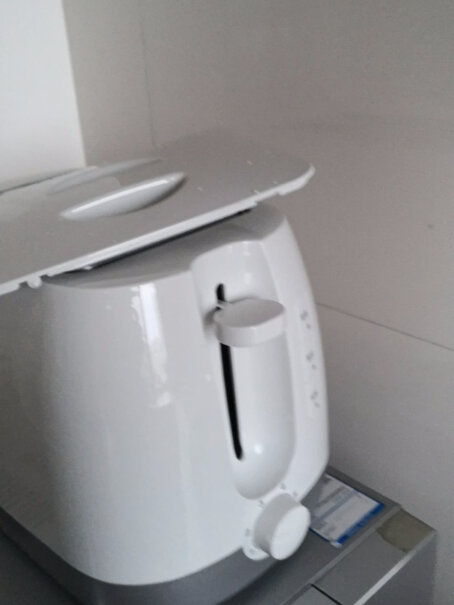 京东京造烤面包机防尘盖的有三个角是断的吗？