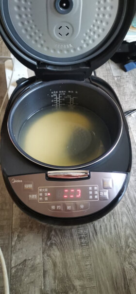 美的电饭煲家用多功能请问：煲粥时蒸汽口会冒泡出来吗？