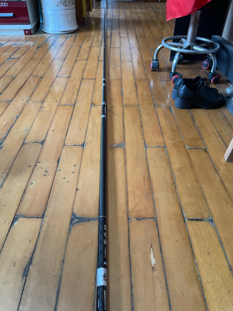 aSHIDUN鱼竿5.4米超轻超硬28调台钓竿5.4的手把径（就是鱼竿最底部的位置）是多粗？还有鱼竿竿尖直不直，还是有点弯？