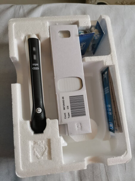 欧乐B电动牙刷成人小圆头牙刷情侣礼物3D声波旋转摆动充电式你们的是锂电池的吗？牙刷底部有写？