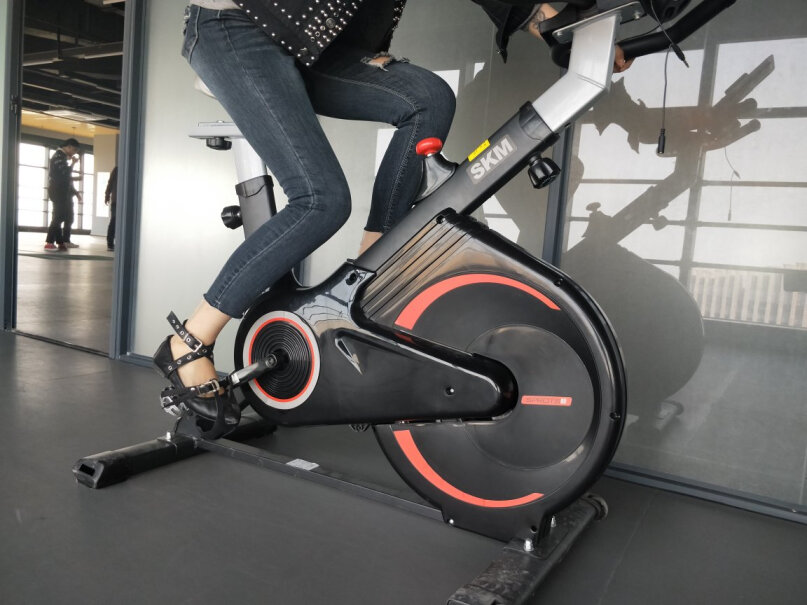 汗马家用动感单车静音运动减肥器材健身车室内脚踏车脚蹬有保护吗？
