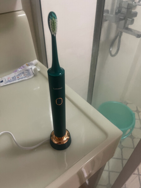 力博得电动牙刷成人声波震动牙刷柄震手吗？声音大不大啊？刷得干净吗？