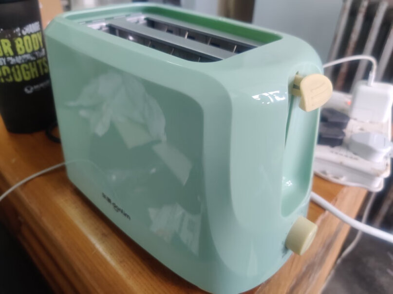 东菱面包机多士炉不锈钢内胆烤面包机2片烤吐司机多功能有烤塑料味吗？