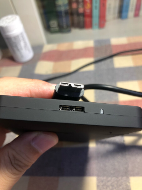 绿联移动硬盘盒USB3.0 2.5英寸黑色请问西数1T的硬盘装进去后电脑不显示有此硬盘是什么情况？