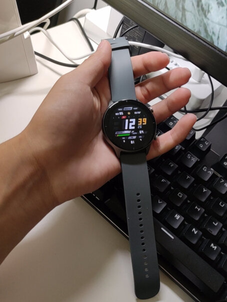 Amazfit GTR 2e 手表请问一下这手表屏幕才1.45，GTS的是1.65这个看起来字体大点吗，可显示内容多一点吗因为是圆形的？