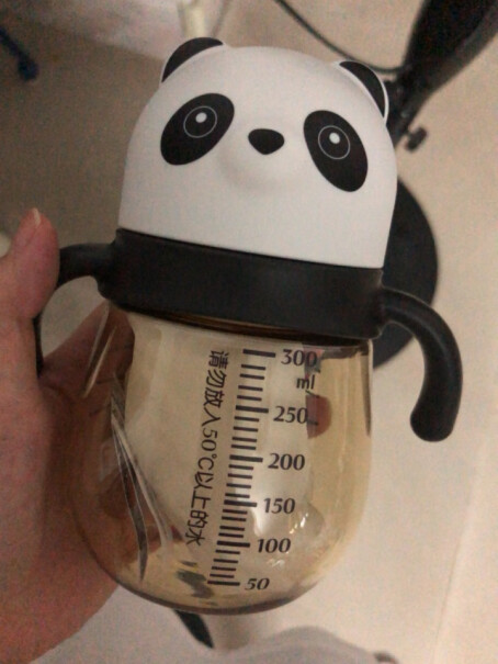 贝亲熊猫嘟嘟吸管杯 300mL DA147躺着喝能喝光吗？还是会留很多在盖子里？