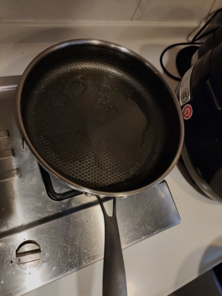炊大皇平底锅我看这个锅的把手是金属的，会烫手吗？