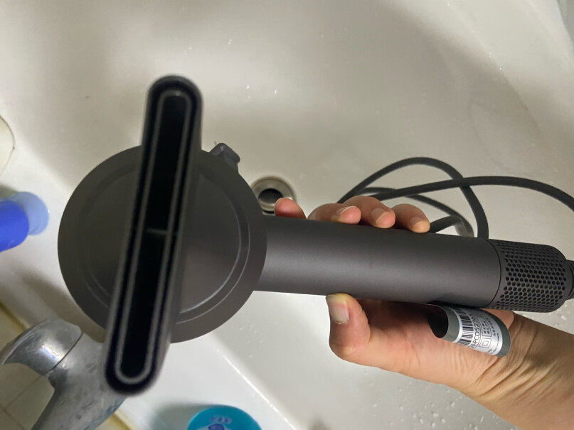 戴森Dyson HD03中国红吹风机请问你们买的红色的或者粉色的有掉漆的吗？