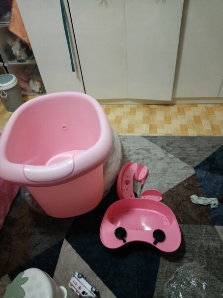 日康（rikang浴桶这个桶的浴凳怎么固定，我怎么都固定不住，求助。