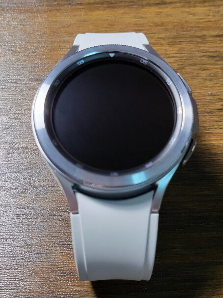 三星Galaxy Watch4 Classic 46mm是常亮显示屏吗？