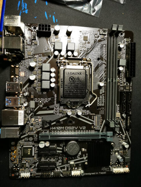 英特尔酷睿i3 10105F处理器+ B560M主板套装这个能和集显装在一起吗？