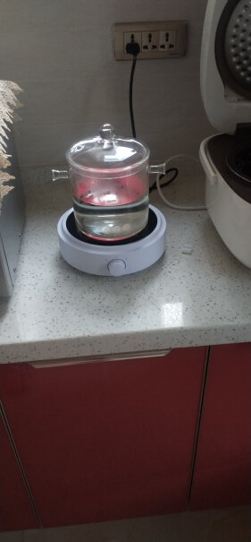康佳电陶炉煮茶器电茶炉煮茶烧水壶这个锅是平面的吗？大一点的锅可以放得下吗？