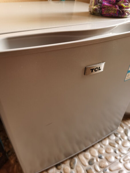 TCL162升双门电冰箱38分贝低音是冷冻结冰的那种吗？