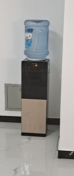 美菱饮水机立式家用温热型19升的水桶可以放吗？