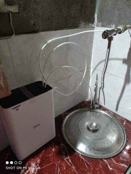 美的无废水保留矿物质这种净水机必须把水烧开了才能喝吗，过滤了的水不烧开直接饮用会不会拉肚子？