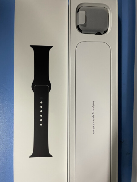 Apple Watch SE 智能手表 GPS款 40毫米米金色铝金属表壳 星光色运动型表带MKQ0请问你们刚买的时候塑封膜里面有黑点点，脏东西吗，这种情况是不是别人退货的产品呢？